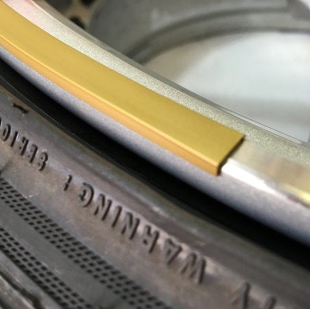 Gouden auto detailing voor velgen